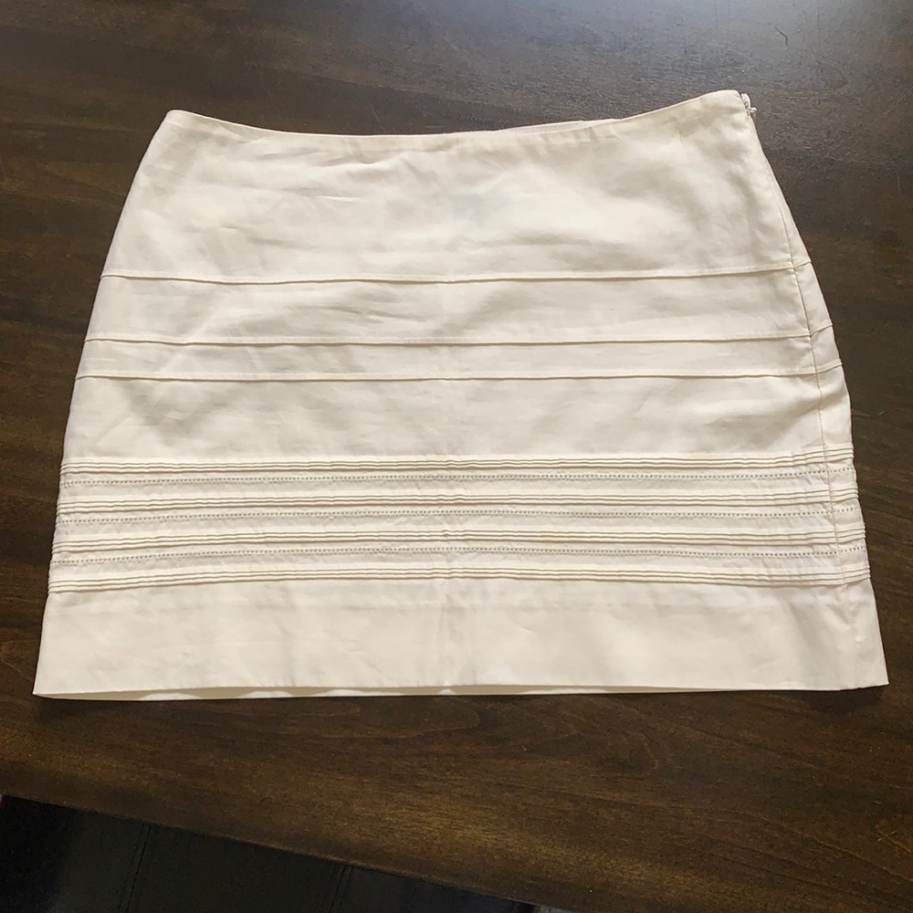 Like new Armani Exchange light cream/white skirt Sz 2